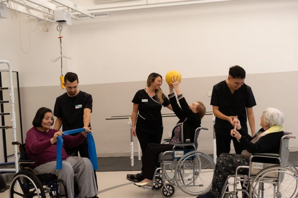 Profesionales acompañando rehabilitación de personas mayores